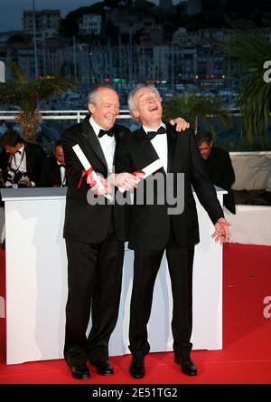 I registi Jean-Pierre e Luc Dardenne, ricevono il miglior premio per la sceneggiatura del loro film "le Silence de Lorna", durante la 61esima cerimonia di chiusura del Festival di Cannes al Palais des Festivals di Cannes, 25 maggio 2008. Foto di Denis Guignebourg/ABACAPRESS.COM Foto Stock