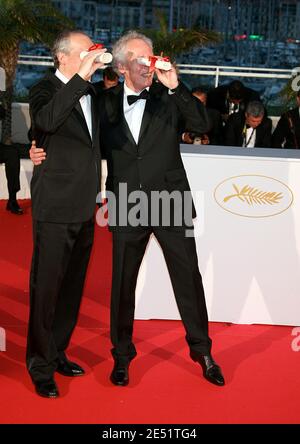 I registi Jean-Pierre e Luc Dardenne, ricevono il miglior premio per la sceneggiatura del loro film "le Silence de Lorna", durante la 61esima cerimonia di chiusura del Festival di Cannes al Palais des Festivals di Cannes, 25 maggio 2008. Foto di Denis Guignebourg/ABACAPRESS.COM Foto Stock