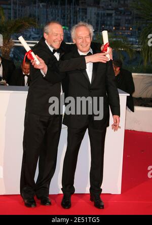 I registi Jean-Pierre e Luc Dardenne, ricevono il miglior premio per la sceneggiatura del loro film "le Silence de Lorna", durante la 61esima cerimonia di chiusura del Festival di Cannes al Palais des Festivals di Cannes, 25 maggio 2008. Foto di Denis Guignebourg/ABACAPRESS.COM Foto Stock