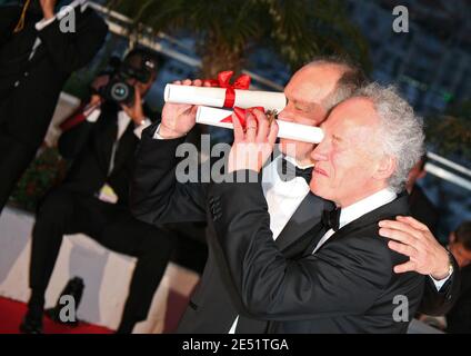 I registi Jean-Pierre e Luc Dardenne, ricevono il miglior premio per la sceneggiatura del loro film "le Silence de Lorna", durante la 61esima cerimonia di chiusura del Festival di Cannes al Palais des Festivals di Cannes, 25 maggio 2008. Foto di Denis Guignebourg/ABACAPRESS.COM Foto Stock