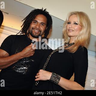 Adriana Karembeu e suo marito Christian partecipano ad una sfilata di moda della collezione di perle per il giubileo di Chrisian Karembeu e la squadra di Francia del calcio 1998 ha Papetee, Tahiti uno 24 maggio 2008. Foto di Lionel Hahn/Cameleon/ABACAPRESS.COM Foto Stock