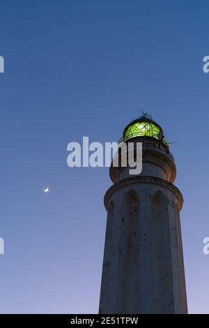 Una vista ravvicinata del Faro di Cape Trafalgar e. una nuova luna Foto Stock