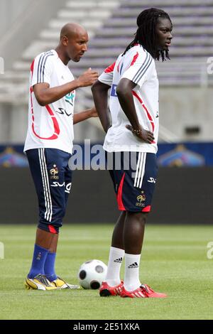 Nicolas Anelka, Bafetimbi Gomis durante la sessione di allenamento prima del match internazionale di calcio amichevole, Francia contro Paraguay a Tolosa il 30 maggio 2008. Foto di Alex/Cameleon/ABACAPRESS.COM Foto Stock