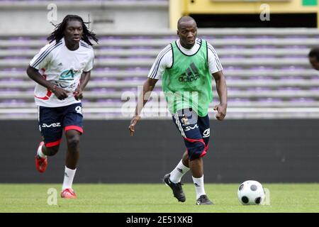 Bafetimbi Gomis, Claude Makelele durante la sessione di allenamento prima del match internazionale di calcio amichevole, Francia contro Paraguay a Tolosa il 30 maggio 2008. Foto di Alex/Cameleon/ABACAPRESS.COM Foto Stock