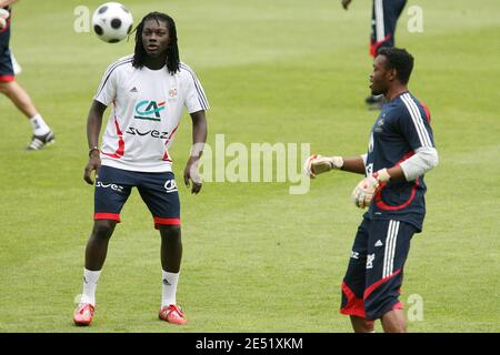 Bafetimbi Gomis durante la sessione di allenamento prima del match internazionale di calcio amichevole, Francia contro Paraguay a Tolosa il 30 maggio 2008. Foto di Alex/Cameleon/ABACAPRESS.COM Foto Stock