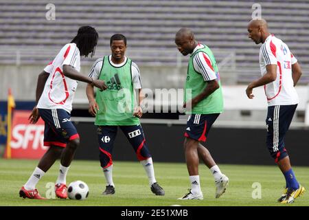 Bafetimbi Gomis, Patrice Evra, William Gallas, Nicolas Anelka durante la sessione di allenamento prima dell'International friendly Soccer Match, Francia vs Paraguay a Tolosa il 30 maggio 2008. Foto di Alex/Cameleon/ABACAPRESS.COM Foto Stock