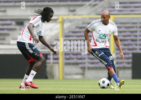 Bafetimbi Gomis, Nicolas Anelka durante la sessione di allenamento prima dell'International friendly Soccer Match, Francia vs Paraguay a Tolosa il 30 maggio 2008. Foto di Alex/Cameleon/ABACAPRESS.COM Foto Stock