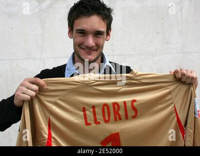 Squadra di calcio francese L1 Lione (OL) il francese Hugo Lloris pone con la sua nuova maglia, il 2 giugno 2008 a Lione, Francia. Ex club francese L1 portiere di Nizza, Lloris è stato trasferito per 8.5 milioni di euro (circa 13 milioni di dollari) ha dichiarato Aulas. Foto di Vincent Dargent/Cameleon/ABACAPRESS.COM Foto Stock