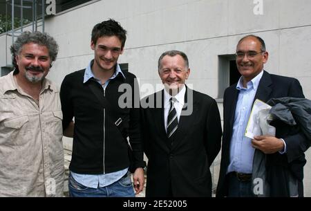 Squadra di calcio francese L1 Lione (OL) Hugo Lloris francese (C), affiancato dal presidente di Olypique Lyonnais Jean-Michel Aulas (R) e dal allenatore di portiere Joel Bats (L), posa il 2 giugno 2008 a Lione, Francia. Ex club francese L1 portiere di Nizza, Lloris è stato trasferito per 8.5 milioni di euro (circa 13 milioni di dollari) ha dichiarato Aulas. Foto di Vincent Dargent/Cameleon/ABACAPRESS.COM Foto Stock