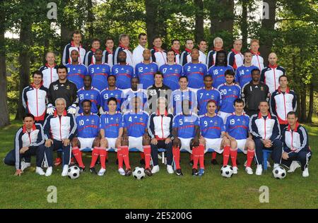 I calciatori della nazionale francese che partecipano al torneo Euro 2008 mettono in posa la foto ufficiale (prima fila, L-R, Sidney GOVOU, Samir Nasri, Patrick Vieira, Raymond Domenech, Lilian Thuram, Karim Benzema e Willy Sagnol. Seconda fila, L-R, Sebastien Frey Lassana Diarra, Patrice Evra Claude Makelele, Gregory Coupét, Franck Ribery, Florent Malouda, Jeremy Toulalan e Steve Mandanda. Terza fila, L-R, Nicolas Anelka, Eric Abidal, William Gallas, Thierry Henry, Francois Clerc, Jean-Alain Boumsong, Bafetimbi Gomis e Francois Clerc a Clairefontaine, nei pressi di Parigi, Francia, il 1° giugno; Foto Stock