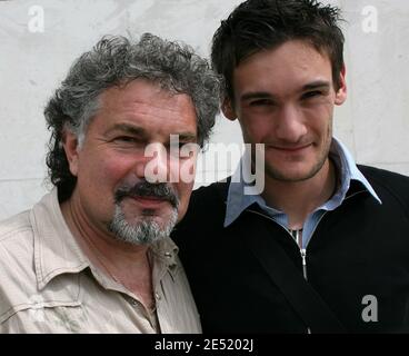 La squadra di calcio francese L1 Lione (OL) il francese Hugo Lloris e l'allenatore dei portiere Joel Bats posano il 2 giugno 2008 a Lione, Francia. Ex club francese L1 portiere di Nizza, Lloris è stato trasferito per 8.5 milioni di euro (circa 13 milioni di dollari) ha dichiarato Aulas. Foto di Vincent Dargent/Cameleon/ABACAPRESS.COM Foto Stock