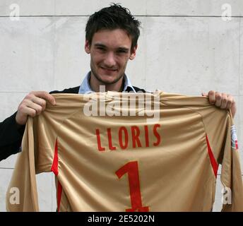 Squadra di calcio francese L1 Lione (OL) il francese Hugo Lloris pone con la sua nuova maglia, il 2 giugno 2008 a Lione, Francia. Ex club francese L1 portiere di Nizza, Lloris è stato trasferito per 8.5 milioni di euro (circa 13 milioni di dollari) ha dichiarato Aulas. Foto di Vincent Dargent/Cameleon/ABACAPRESS.COM Foto Stock