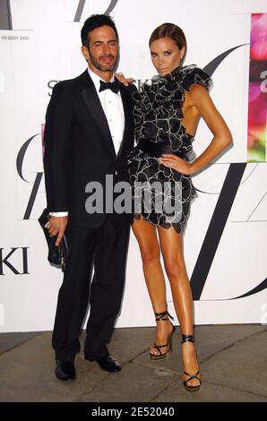 Il designer Marc Jacobs e Victoria Beckham arrivano ai CFDA Fashion Awards 2008 che si tengono presso la New York Public Library di New York City, NY, USA il 2 giugno 2008. Foto di Gregorio Binuya/ABACAPRESS.COM Foto Stock