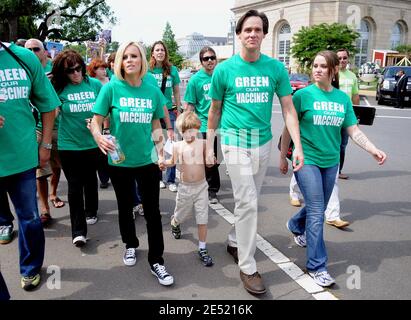 L'attrice Jenny McCarthy (L), suo figlio Evan, l'attore Jim Carrey (C), e la figlia di Carrey Jane (R) prendono parte al Green Our Vaccines il 4 giugno 2008 al National Mall di Washington, DC. La marcia e il rally sono stati organizzati da gruppi di advocacy che mirano ad eliminare le tossine dai vaccini dei bambini. Foto di Olivier Douliery /ABACAPRESS.COM Foto Stock