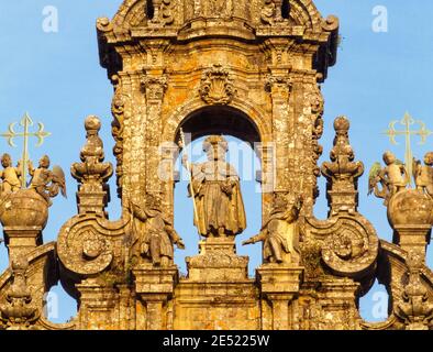 Scultura di San Giacomo Apostolo in cima alla façade occidentale della cattedrale - Santiago de Compostela, Galizia, Spagna Foto Stock