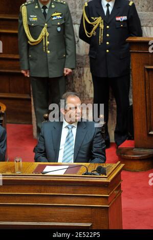 Il primo ministro greco Costas Karamanlis guarda il presidente francese Nicolas Sarkozy al parlamento di Atene, in Grecia, il 6 giugno 2008. Sarkozy è arrivato in Grecia venerdì per una visita ufficiale, la prima da un capo di stato francese in più di 25 anni. Sarkozy si rivolse al parlamento greco in una cerimonia riservata solo a tre presidenti stranieri in passato: Il suo predecessore Charles de Gaulle e i presidenti statunitensi Dwight Eisenhower e George Bush Sr. Photo by Mousse/ABACAPRESS.COM Foto Stock