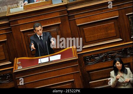 Il presidente Nicolas Sarkozy tiene un discorso al parlamento ad Atene, in Grecia, il 6 giugno 2008. Sarkozy è arrivato in Grecia venerdì per una visita ufficiale, la prima da un capo di stato francese in più di 25 anni. Sarkozy si rivolse al parlamento greco in una cerimonia riservata solo a tre presidenti stranieri in passato: Il suo predecessore Charles de Gaulle e i presidenti statunitensi Dwight Eisenhower e George Bush Sr. Photo by Mousse/ABACAPRESS.COM Foto Stock