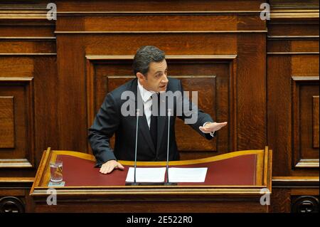 Il presidente Nicolas Sarkozy tiene un discorso al parlamento ad Atene, in Grecia, il 6 giugno 2008. Sarkozy è arrivato in Grecia venerdì per una visita ufficiale, la prima da un capo di stato francese in più di 25 anni. Sarkozy si rivolse al parlamento greco in una cerimonia riservata solo a tre presidenti stranieri in passato: Il suo predecessore Charles de Gaulle e i presidenti statunitensi Dwight Eisenhower e George Bush Sr. Photo by Mousse/ABACAPRESS.COM Foto Stock