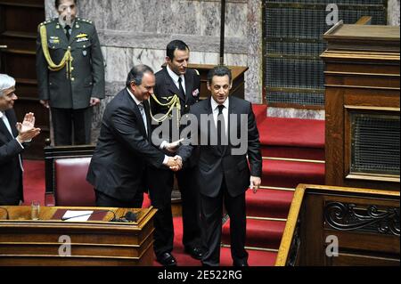 Il primo ministro greco Costas Karamanlis saluta il presidente francese Nicolas Sarkozy al parlamento di Atene, in Grecia, il 6 giugno 2008. Sarkozy è arrivato in Grecia venerdì per una visita ufficiale, la prima da un capo di stato francese in più di 25 anni. Sarkozy si rivolse al parlamento greco in una cerimonia riservata solo a tre presidenti stranieri in passato: Il suo predecessore Charles de Gaulle e i presidenti statunitensi Dwight Eisenhower e George Bush Sr. Photo by Mousse/ABACAPRESS.COM Foto Stock