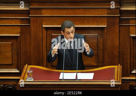 Il presidente Nicolas Sarkozy tiene un discorso al parlamento ad Atene, in Grecia, il 6 giugno 2008. Sarkozy è arrivato in Grecia venerdì per una visita ufficiale, la prima da un capo di stato francese in più di 25 anni. Sarkozy si rivolse al parlamento greco in una cerimonia riservata solo a tre presidenti stranieri in passato: Il suo predecessore Charles de Gaulle e i presidenti statunitensi Dwight Eisenhower e George Bush Sr. Photo by Mousse/ABACAPRESS.COM Foto Stock