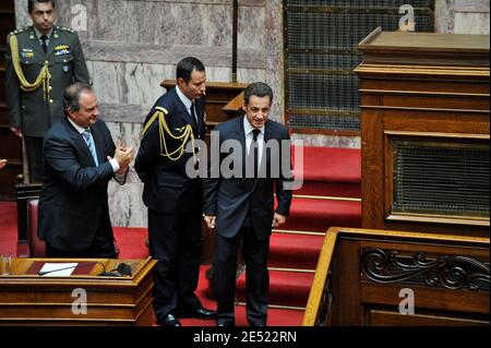 Il primo ministro greco Costas Karamanlis saluta il presidente francese Nicolas Sarkozy al parlamento di Atene, in Grecia, il 6 giugno 2008. Sarkozy è arrivato in Grecia venerdì per una visita ufficiale, la prima da un capo di stato francese in più di 25 anni. Sarkozy si rivolse al parlamento greco in una cerimonia riservata solo a tre presidenti stranieri in passato: Il suo predecessore Charles de Gaulle e i presidenti statunitensi Dwight Eisenhower e George Bush Sr. Photo by Mousse/ABACAPRESS.COM Foto Stock