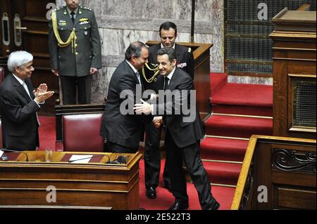 Il primo ministro greco Costas Karamanlis saluta il presidente francese Nicolas Sarkozy al parlamento di Atene, in Grecia, il 6 giugno 2008. Sarkozy è arrivato in Grecia venerdì per una visita ufficiale, la prima da un capo di stato francese in più di 25 anni. Sarkozy si rivolse al parlamento greco in una cerimonia riservata solo a tre presidenti stranieri in passato: Il suo predecessore Charles de Gaulle e i presidenti statunitensi Dwight Eisenhower e George Bush Sr. Photo by Mousse/ABACAPRESS.COM Foto Stock