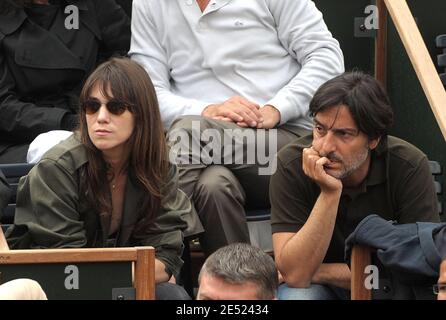 Yvan Attal e sua moglie Charlotte Gainsbourg partecipano alla partita finale maschile dell'Open Francese, disputata allo stadio Roland Garros a Parigi, in Francia, l'8 giugno 2008. La spagnola Nadal ha vinto contro la Svizzera Federer 6-1, 6-3, 6-0. Foto di Gorassini-Nebinger/ABACAPRESS.COM Foto Stock