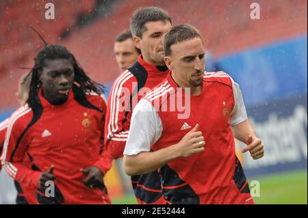 (L-R) Francia Bafetimbi Gomis, Jeremy Toulalan e Franck Ribery durante la sessione di allenamento allo stadio Letzigrund di Zurigo, Svizzera, 8 giugno 2008, alla vigilia della loro prima partita di calcio del campionato Euro 2008 contro la Romania. Foto di Orban-Taamallah/Cameleon/ABACAPRESS.COM Foto Stock