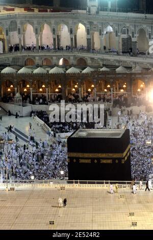 Vista generale della Grande Moschea che circonda la 'kaaba', o 'Cube', il luogo verso il quale centinaia di milioni di musulmani in tutto il mondo pregano ogni giorno, a Mecca, Arabia Saudita il 5 giugno 2008. Foto di Ammar Abd Rabbo/ABACAPRESS.COM Foto Stock