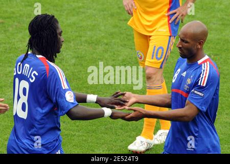 Francia Bafetimbi Gomis e Nicolas Anelka durante la partita di calcio del Campionato europeo UEFA Euro 2008, Gruppo C, Romania contro Francia allo stadio Letzigrund di Zurigo, Svizzera, 9 giugno 2008. A questo punto il punteggio è 0-0 pareggio. Foto di Orban-Taamallah/Cameleon/ABACAPRESS.COM Foto Stock