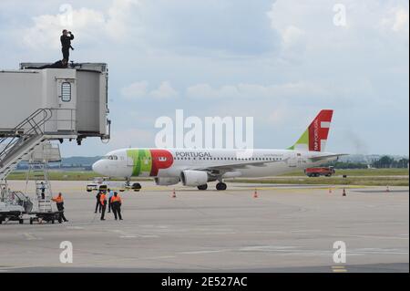 Atmosfera all'aeroporto internazionale di Orly, vicino a Parigi, Francia, il 13 giugno 2008. Bush ha fatto il suo viaggio d'addio europeo a Parigi il 13 giugno, celebrando i legami più caldi tra la Francia e gli Stati Uniti da quando il presidente francese è salito al potere un anno fa. Foto di Jacques Witt/piscina/ABACAPRESS.COM Foto Stock