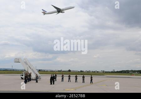 Atmosfera all'aeroporto internazionale di Orly, vicino a Parigi, Francia, il 13 giugno 2008. Bush ha fatto il suo viaggio d'addio europeo a Parigi il 13 giugno, celebrando i legami più caldi tra la Francia e gli Stati Uniti da quando il presidente francese è salito al potere un anno fa. Foto di Jacques Witt/piscina/ABACAPRESS.COM Foto Stock