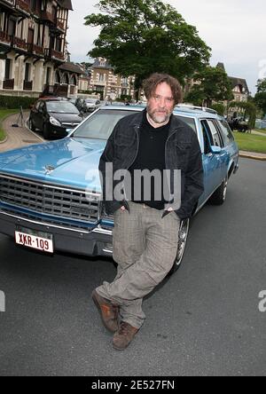 Attore e regista belga Bouli Lanners, si pone accanto ad una Chevy d'epoca durante il 22° Cabourg Romantic Film Festival a Cabourg, Francia, il 13 giugno 2008. Foto di Denis Guignebourg/ABACAPRESS.COM Foto Stock