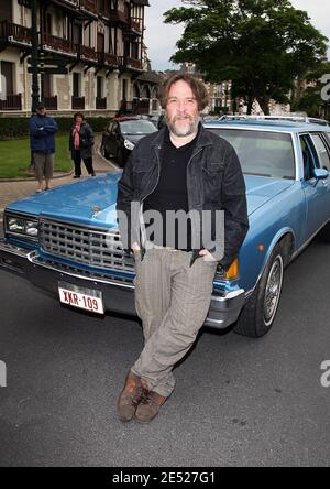 Attore e regista belga Bouli Lanners, si pone accanto ad una Chevy d'epoca durante il 22° Cabourg Romantic Film Festival a Cabourg, Francia, il 13 giugno 2008. Foto di Denis Guignebourg/ABACAPRESS.COM Foto Stock