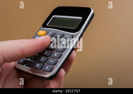 Calcolatrice elettronica dispositivo con tastiera e display a portata di mano Foto Stock