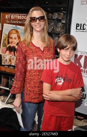 Lisa Kudrow e suo figlio partecipano alla prima mondiale di 'Kit Kittredge: An American Girl' tenutasi al Grove Theatre di Los Angeles, CA, USA il 14 giugno 2008. Foto di Lionel Hahn/ABACAPRESS.COM Foto Stock