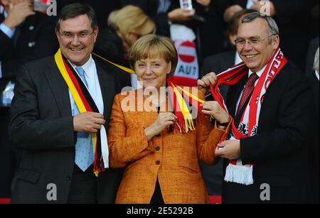 (L-R) il ministro tedesco della Difesa Franz Josef Jung, Cancellor Angela Merkel e il cancelliere austriaco Alfred Gusenbauer posano con le loro sciarpe prima dei Campionati europei Euro 2008 UEFA, Gruppo B, Austria contro Germania allo stadio Ernst-Happel di Vienna, Austria, il 16 giugno 2008. La Germania ha vinto 1-0. Foto di Steeve MacMay/Cameleon/ABACAPRESS.COM Foto Stock