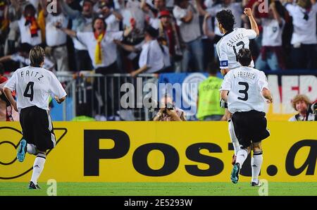 Il capitano tedesco Michael Ballack celebra il suo obiettivo con i suoi compagni di squadra Clemens Fritz e Arne Friedrich durante i Campionati europei Euro 2008 UEFA, Gruppo B, Austria contro Germania allo stadio Ernst-Happel di Vienna, Austria, il 16 giugno 2008. La Germania ha vinto 1-0. Foto di Steeve MacMay/Cameleon/ABACAPRESS.COM Foto Stock