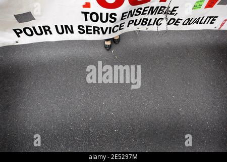 Migliaia di persone manifestano a Bordeaux, nella Francia sudoccidentale, il 17 giugno 2008, per protestare contro le riforme pensionistiche del governo, la ristrutturazione dei servizi pubblici e il piano di Nicolas Sarkozy di alleggerire la settimana lavorativa di 35 ore. Foto di Patrick Bernard/ABACAPRESS.COM Foto Stock