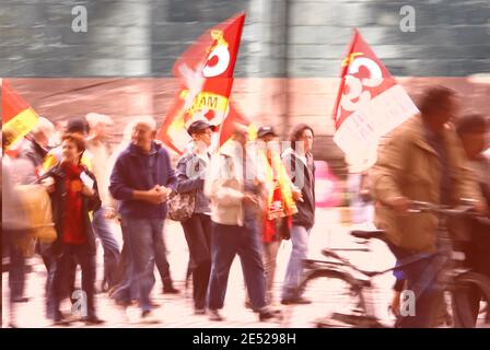 Migliaia di persone manifestano a Bordeaux, nella Francia sudoccidentale, il 17 giugno 2008, per protestare contro le riforme pensionistiche del governo, la ristrutturazione dei servizi pubblici e il piano di Nicolas Sarkozy di alleggerire la settimana lavorativa di 35 ore. Foto di Patrick Bernard/ABACAPRESS.COM Foto Stock