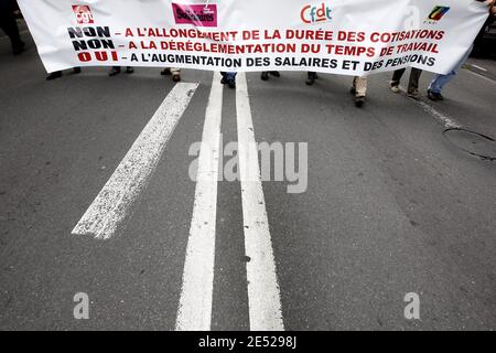 Migliaia di persone manifestano a Bordeaux, nella Francia sudoccidentale, il 17 giugno 2008, per protestare contro le riforme pensionistiche del governo, la ristrutturazione dei servizi pubblici e il piano di Nicolas Sarkozy di alleggerire la settimana lavorativa di 35 ore. Foto di Patrick Bernard/ABACAPRESS.COM Foto Stock