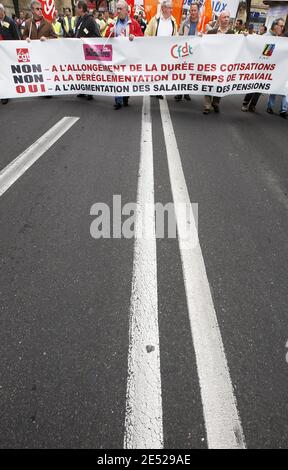 Migliaia di persone manifestano a Bordeaux, nella Francia sudoccidentale, il 17 giugno 2008, per protestare contro le riforme pensionistiche del governo, la ristrutturazione dei servizi pubblici e il piano di Nicolas Sarkozy di alleggerire la settimana lavorativa di 35 ore. Foto di Patrick Bernard/ABACAPRESS.COM Foto Stock