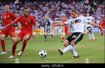 Lukas Podolski, in Germania, prende un calcio durante la partita finale Euro 2008, quarto del Campionato europeo UEFA, Portogallo contro Germania allo stadio St. Jakob-Park di Basilea, Svizzera, il 19 giugno 2008. La Germania ha vinto 3-2. Foto di Steeve McMay/Cameleon/ABACAPRESS.COM Foto Stock