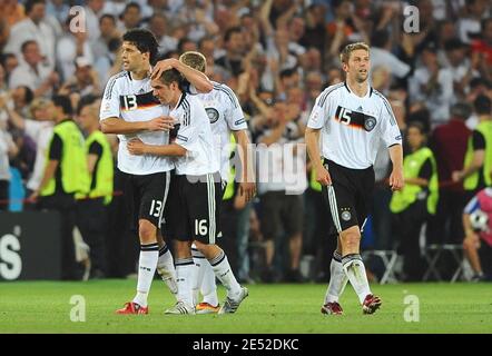 Phillip Lahm, in Germania, celebra il suo obiettivo con il suo compagno di squadra, capitano Michael Ballack, durante il Campionato europeo UEFA 2008, Semifinale, Germania contro Turchia, allo stadio St. Jakob-Park di Basilea, Svizzera, il 25 giugno 2008. La Germania ha vinto 3-2. Foto di Steeve McMay/Cameleon/ABACAPRESS.COM Foto Stock