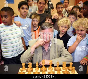 Diciotto anni dopo la sua ultima visita a Lione, il campione del mondo di scacchi (dal 1975 al 1985,) Anatoly Karpov giocherà oggi a Lione, al Club degli Scacchi Olympique Lyon (LOE.) Lione, Francia, il 26 giugno 2008. Il campione era venuto per inaugurare in 1990, il randello locale fondato in 1905. Alcuni giocatori rhodaniens avranno il privilegio di affrontare l'ex campione del mondo e le parti saranno giocate sul tavolo usato dai due nemici per sempre, e Kasparov stesso, nel 1990. Le sfide si svolgeranno venerdì e sabato presso il club. Foto di Vincent Dargent/ABACAPRESS.COM Foto Stock