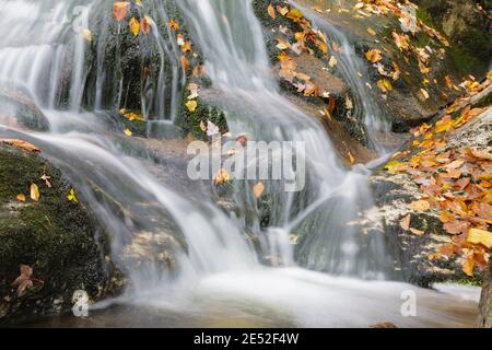 Cascata lungo il Clough Mine Brook, un affluente del fiume Lost, in kinsman Notch a North Woodstock, New Hampshire durante i mesi autunnali. Foto Stock