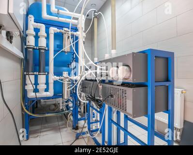 Generatore automatizzato computerizzato di ozono per l'ozonazione di acqua potabile pura e pulita nello stabilimento di produzione di acqua. Foto Stock