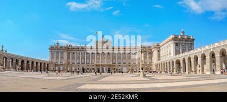 Vista panoramica del Palacio Real o del Palazzo reale attraverso Plaza de la Armeria con i turisti in centro. Madrid, Spagna Foto Stock