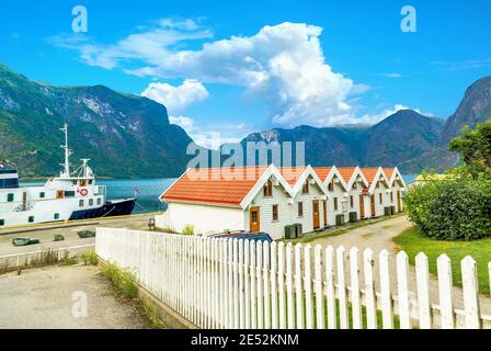 Vista panoramica del molo nel villaggio di Aurland. Aurlandsfjord, Norvegia Foto Stock