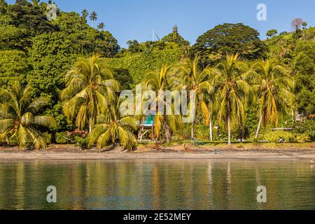 La costa al largo di Kieta, l'ex capitale di Bougainville, Papua Nuova Guinea Foto Stock